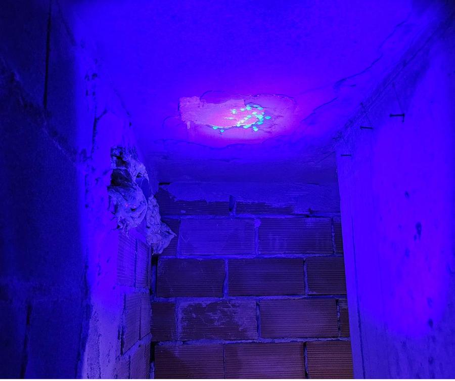 Ricerca perdite occulte con tracciante fotoluminescente UV soffitto